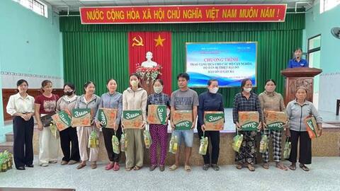 UỶ BAN MTTQ VIỆT NAM VÀ CÁC HỘI ĐOÀN THỂ PHƯỜNG AN NHƠN ĐÔNG TỔ CHỨC CHƯƠNG TRÌNH TRAO TẶNG QUÀ CHO HỘ CẬN NGHÈO, HỘ DÂN TRÊN ĐỊA BÀN PHƯỜNG BỊ THIỆT HẠI DO CƠN BÃO SỐ 13 GÂY RA