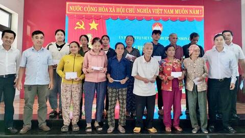 Uỷ ban MTTQ Việt Nam phường An Nhơn Đông tổ chức chương trình trao tặng quà cho các hộ dân trên địa bàn phường bị thiệt hại do cơn bão số 13 (Kalmaegi) gây ra